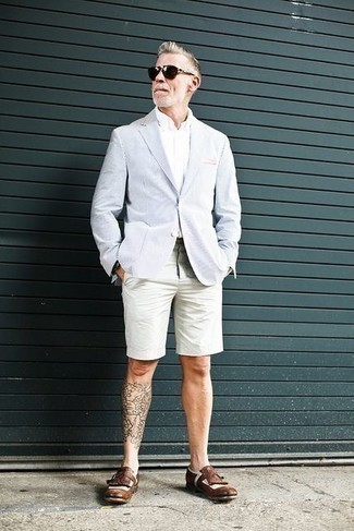 Comment porter une veste turquoise quand il fait chaud après 50 ans: Essaie de marier une veste turquoise avec un short blanc pour créer un look chic et décontracté. Apportez une touche d'élégance à votre tenue avec une paire de slippers en cuir à franges marron.