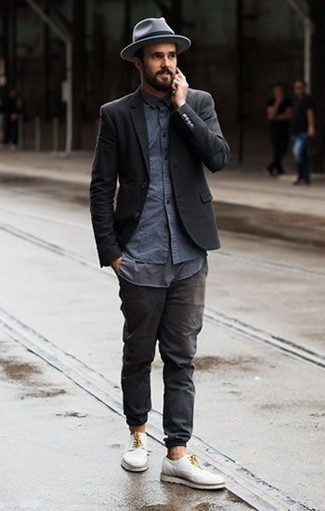 Comment porter un blazer noir: Porte un blazer noir et un jean noir pour un look idéal au travail. Une paire de chaussures derby en cuir blanches est une façon simple d'améliorer ton look.