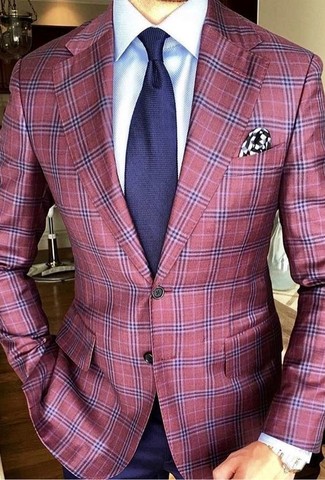 Comment porter un blazer écossais rouge: Choisis un blazer écossais rouge et une chemise de ville blanche pour un look pointu et élégant.