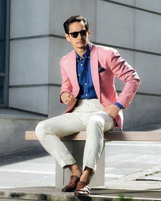 Comment porter un blazer rose: Harmonise un blazer rose avec une chemise de ville blanche pour dégager classe et sophistication. Une paire de slippers en cuir à franges marron est une option astucieux pour complèter cette tenue.