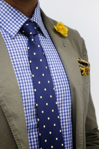 Comment porter une pochette de costume imprimée cachemire jaune: Pense à marier un blazer en coton olive avec une pochette de costume imprimée cachemire jaune pour une tenue idéale le week-end.