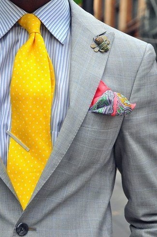 Comment porter une cravate á pois jaune en été: Marie un blazer à carreaux gris avec une cravate á pois jaune pour un look classique et élégant. Ce look est juste top et estival comme il faut.