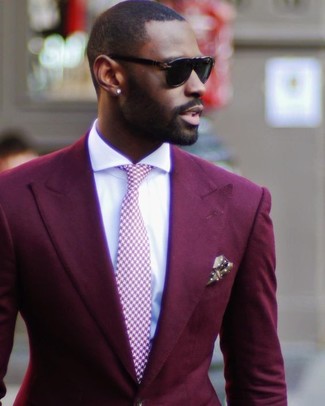 Comment porter une cravate rose à 30 ans: Pense à associer un blazer bordeaux avec une cravate rose pour une silhouette classique et raffinée.