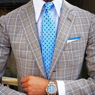Comment porter une cravate á pois bleu clair pour un style chic decontractés en été: Fais l'expérience d'un style classique avec un blazer écossais gris et une cravate á pois bleu clair. C'est un look parfait pour être à la mode cet été.