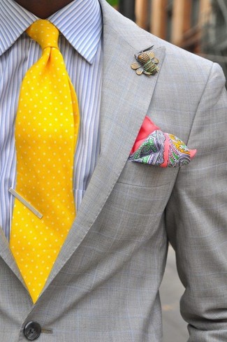 Comment porter une cravate moutarde: Harmonise un blazer gris avec une cravate moutarde pour un look pointu et élégant.