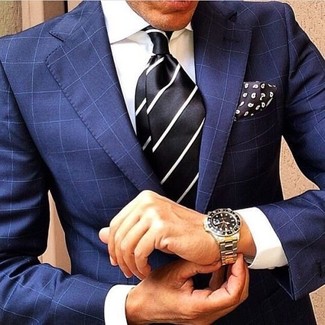 Comment porter une cravate à rayures verticales noire et blanche en été: Fais l'expérience d'un style élégant et raffiné avec un blazer à carreaux bleu et une cravate à rayures verticales noire et blanche. Pour pour les journées estivales ce look est top.