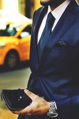 Comment porter une pochette de costume imprimée bleue: Porte un blazer bleu marine et une pochette de costume imprimée bleue pour un look confortable et décontracté.