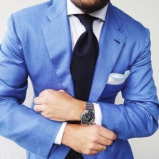 Comment porter une cravate bleu marine pour un style elégantes quand il fait chaud à 30 ans: Associe un blazer bleu avec une cravate bleu marine pour un look pointu et élégant.