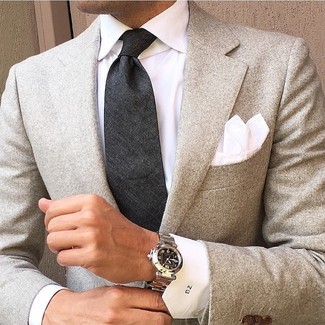 Comment porter un blazer en laine beige: Opte pour un blazer en laine beige avec une chemise de ville blanche pour un look pointu et élégant.