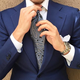 Comment porter une cravate imprimée cachemire: Pense à associer un blazer bleu marine avec une cravate imprimée cachemire pour un look classique et élégant.