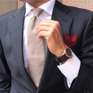 Comment porter une cravate beige pour un style elégantes: Opte pour un blazer noir avec une cravate beige pour dégager classe et sophistication.