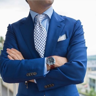 Comment porter une cravate à fleurs blanche: Associe un blazer bleu avec une cravate à fleurs blanche pour dégager classe et sophistication.