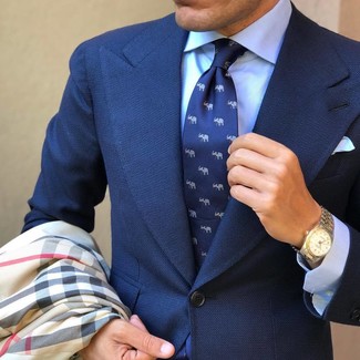 Comment porter une cravate imprimée bleue: Pense à opter pour un blazer bleu marine et une cravate imprimée bleue pour un look classique et élégant.