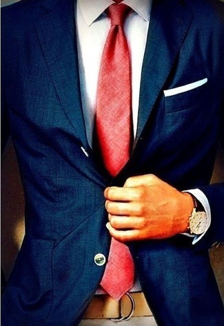 Comment porter une cravate rouge en été: Pense à harmoniser un blazer bleu marine avec une cravate rouge pour un look pointu et élégant. Un look génial pour bien démarrer la saison.