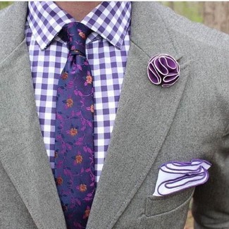 Comment porter une broche violette: Marie un blazer gris avec une broche violette pour un look idéal le week-end.