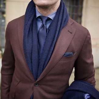 Comment porter un blazer en laine marron: Harmonise un blazer en laine marron avec une chemise de ville en chambray bleue pour un look pointu et élégant.