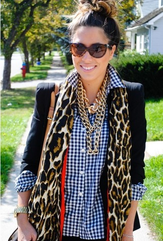 Comment porter une écharpe imprimée léopard beige: Marie un blazer noir avec une écharpe imprimée léopard beige pour un look confortable et décontracté.