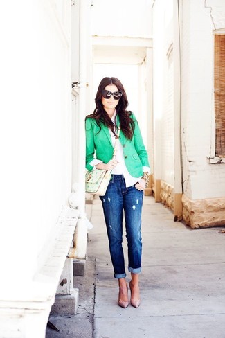 Comment porter un jean boyfriend: Marie un blazer vert avec un jean boyfriend pour une tenue idéale le week-end. Une paire de escarpins en cuir beiges est une option génial pour complèter cette tenue.