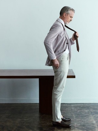 Comment porter une cravate: Essaie d'harmoniser un blazer à rayures verticales marron avec une cravate pour dégager classe et sophistication. Une paire de slippers en cuir marron foncé est une option parfait pour complèter cette tenue.
