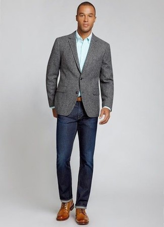 Comment porter un blazer gris avec un jean bleu au printemps: Essaie d'associer un blazer gris avec un jean bleu pour créer un look chic et décontracté. Une paire de bottes brogue en cuir marron ajoutera de l'élégance à un look simple. On aime ce look, tellement printanière.