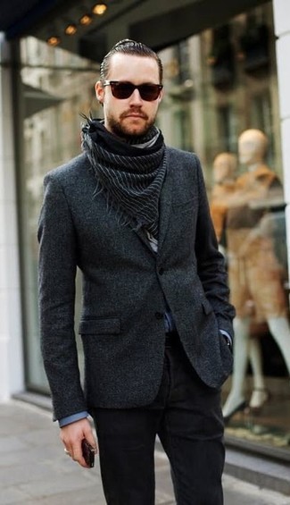 Comment porter une écharpe à rayures verticales: Associe un blazer en laine gris foncé avec une écharpe à rayures verticales pour un look idéal le week-end.
