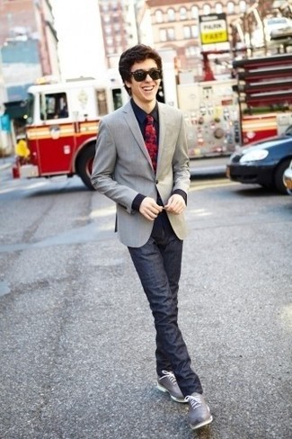 Comment porter un blazer gris: Harmonise un blazer gris avec un jean bleu marine pour un look idéal au travail. Assortis cette tenue avec une paire de chaussures brogues en cuir grises pour afficher ton expertise vestimentaire.