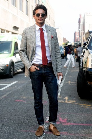 Comment porter une cravate en tricot rouge: Harmonise un blazer gris avec une cravate en tricot rouge pour un look pointu et élégant. Une paire de mocassins à pampilles en daim marron est une option parfait pour complèter cette tenue.