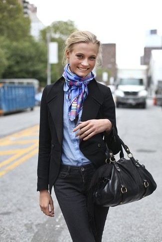 Comment porter une écharpe imprimée bleu marine et blanc: Porte un blazer noir et une écharpe imprimée bleu marine et blanc pour créer un look génial et idéal le week-end.