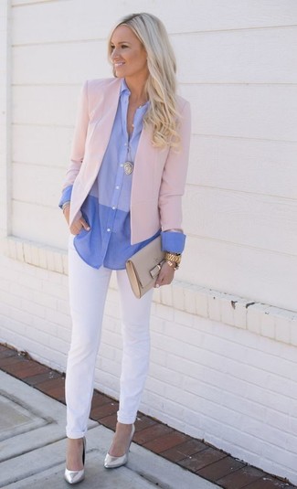 Comment porter un jean blanc: Harmonise un blazer rose avec un jean blanc et tu auras l'air d'une vraie poupée. Une paire de escarpins en cuir argentés s'intégrera de manière fluide à une grande variété de tenues.