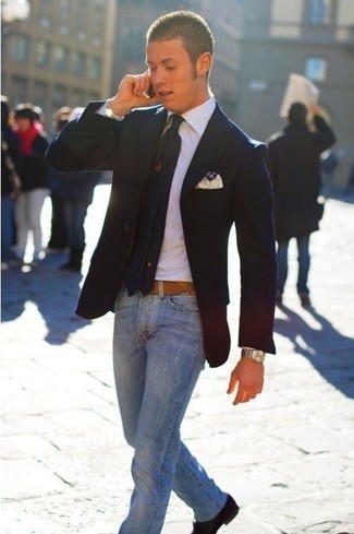 Comment porter une cravate bleu marine en été à 30 ans: Associer un blazer bleu marine et une cravate bleu marine créera un look pointu et élégant. Cette tenue est un excellent exemple du look plutôt estival.