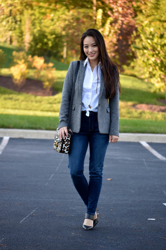 Comment porter un blazer gris: Essaie d'associer un blazer gris avec un jean bleu marine pour un look de tous les jours facile à porter. Une paire de escarpins en cuir noirs est une option avisé pour complèter cette tenue.
