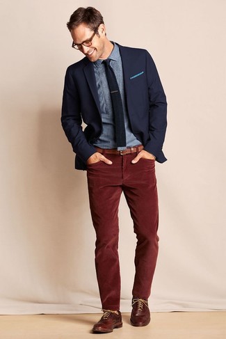 Comment porter un jean bordeaux: Associer un blazer bleu marine avec un jean bordeaux est une option astucieux pour une journée au bureau. Rehausse cet ensemble avec une paire de chaussures brogues en cuir marron.