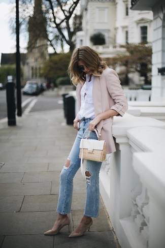 Comment porter un jean déchiré bleu clair: Pense à porter un blazer rose et un jean déchiré bleu clair pour achever un look chic. Cette tenue est parfait avec une paire de escarpins en daim beiges.