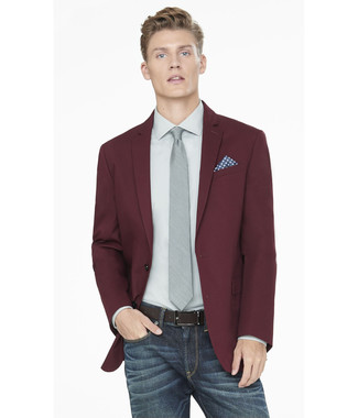 Comment porter un blazer bordeaux: Essaie d'harmoniser un blazer bordeaux avec un jean bleu marine pour un look idéal au travail.