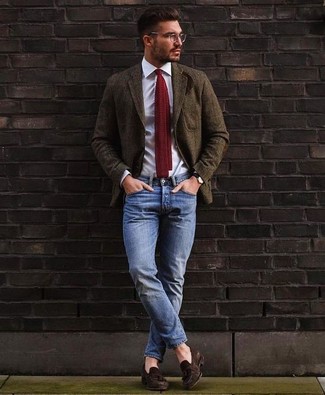 Un blazer à porter avec un jean bleu: Opte pour un blazer avec un jean bleu pour aller au bureau. Ajoute une paire de mocassins à pampilles en daim marron foncé à ton look pour une amélioration instantanée de ton style.