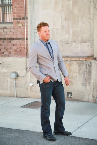 Comment porter une chemise de ville grise: Essaie de marier une chemise de ville grise avec un jean bleu marine pour un look idéal au travail. D'une humeur audacieuse? Complète ta tenue avec une paire de slippers en cuir noirs.
