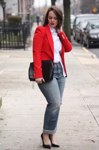 Comment porter un jean déchiré gris: Pense à porter un blazer rouge et un jean déchiré gris pour un déjeuner le dimanche entre amies. Termine ce look avec une paire de escarpins en cuir noirs.