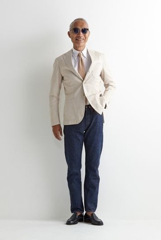 Comment porter un blazer blanc avec un jean bleu marine pour un style chic decontractés: Harmonise un blazer blanc avec un jean bleu marine pour aller au bureau. Jouez la carte classique pour les chaussures et termine ce look avec une paire de slippers en cuir noirs.