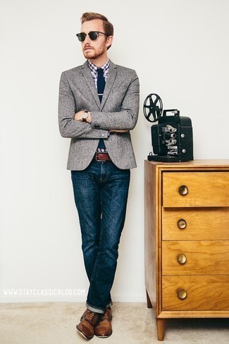 Comment porter une ceinture en cuir bordeaux: Harmonise un blazer gris avec une ceinture en cuir bordeaux pour une tenue idéale le week-end. Une paire de chaussures richelieu en cuir marron est une façon simple d'améliorer ton look.