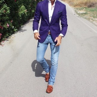 Comment porter un blazer violet pour un style chic decontractés quand il fait chaud: Pense à opter pour un blazer violet et un jean bleu clair pour aller au bureau. Jouez la carte classique pour les chaussures et termine ce look avec une paire de mocassins à pampilles en cuir marron.