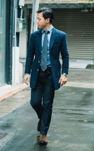 Comment porter une ceinture en cuir tressée noire: Associe un blazer bleu marine avec une ceinture en cuir tressée noire pour une tenue idéale le week-end. Habille ta tenue avec une paire de bottines chelsea en daim marron.
