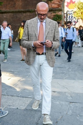 Comment porter une cravate imprimée pour un style chic decontractés en été après 50 ans: Associe un blazer à carreaux gris avec une cravate imprimée pour dégager classe et sophistication. Décoince cette tenue avec une paire de baskets basses en toile beiges. Nous trouvons ce look canon pour l'été.