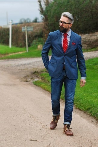 Comment porter une cravate á pois bordeaux: Associe un blazer bleu marine avec une cravate á pois bordeaux pour dégager classe et sophistication. Si tu veux éviter un look trop formel, assortis cette tenue avec une paire de bottes de loisirs en cuir marron.