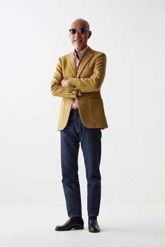 Comment porter un blazer en laine moutarde pour un style chic decontractés quand il fait chaud après 50 ans: Pense à opter pour un blazer en laine moutarde et un jean bleu marine pour aller au bureau. Une paire de slippers en cuir noirs ajoutera de l'élégance à un look simple.