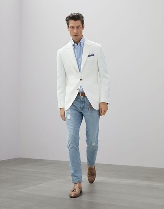 Un jean à porter avec un blazer blanc: Associer un blazer blanc avec un jean est une option confortable pour faire des courses en ville. Une paire de mocassins à pampilles en cuir marron clair ajoutera de l'élégance à un look simple.