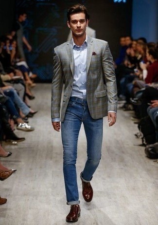 Comment porter une ceinture en cuir bleue: Pense à marier un blazer écossais gris avec une ceinture en cuir bleue pour un look idéal le week-end. Une paire de chaussures derby en cuir bordeaux apportera une esthétique classique à l'ensemble.