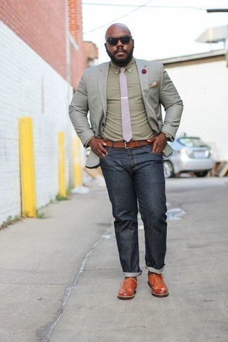 Comment porter une ceinture en cuir marron pour un style chic decontractés: Opte pour un blazer gris avec une ceinture en cuir marron pour une tenue relax mais stylée. Apportez une touche d'élégance à votre tenue avec une paire de chaussures brogues en cuir tabac.