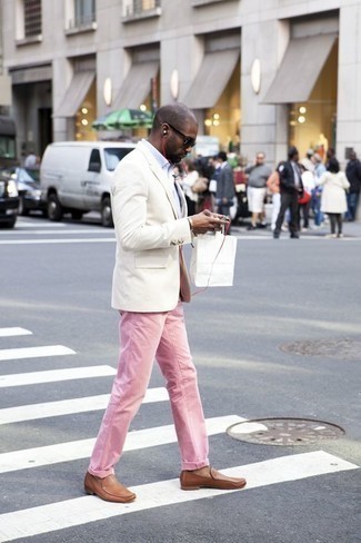 Comment porter un jean rose avec un pantalon rose en été à 30 ans