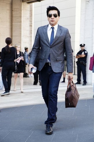 Comment porter une cravate bleue: Porte un blazer bleu et une cravate bleue pour dégager classe et sophistication. Termine ce look avec une paire de chaussures richelieu en cuir noires.