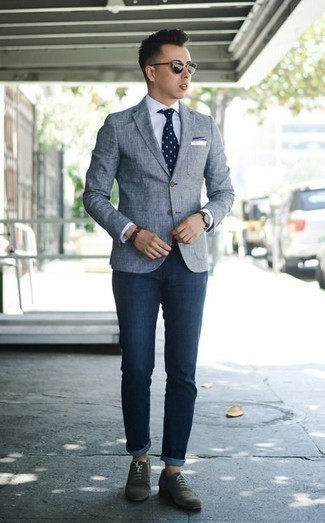 Comment porter un blazer bleu clair: Essaie d'associer un blazer bleu clair avec un jean bleu marine si tu recherches un look stylé et soigné. Une paire de chaussures richelieu en daim vert foncé ajoutera de l'élégance à un look simple.